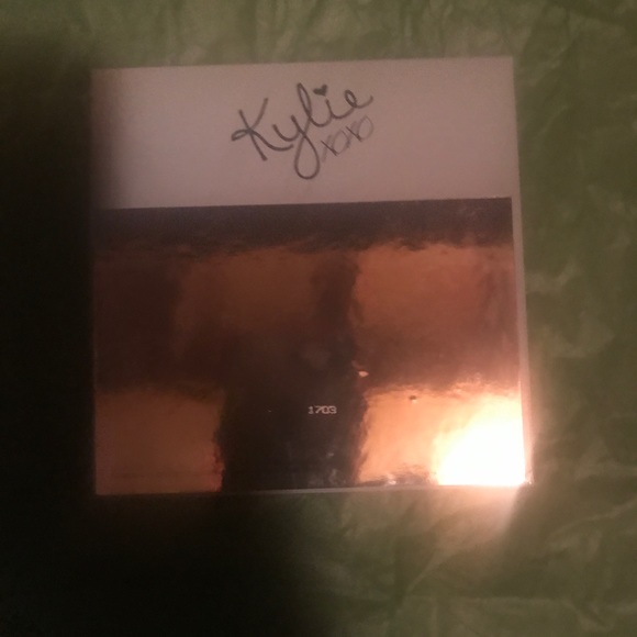 Kylie Cosmetics eye shadow palette. - Picture 4 of 7